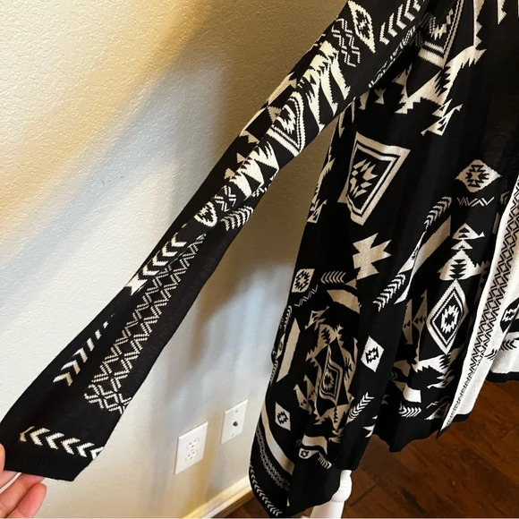 Black and White Aztec Patterned Women's Cardigan - Picture 6 of 14